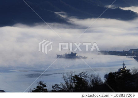 一艘漂浮在雲海裡的船 一艘漂浮在雲海裡的船 108927209