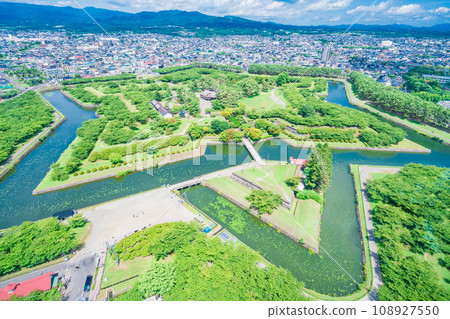 (北海道)從五稜郭塔看到的深綠色的五稜郭遺址與函館市景 (北海道)從五稜郭塔看到的深綠色的五稜郭遺址與函館市景 108927550