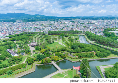 (北海道)從五稜郭塔看到的深綠色的五稜郭遺址與函館市景 (北海道)從五稜郭塔看到的深綠色的五稜郭遺址與函館市景 108927551