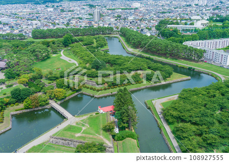 (北海道)從五稜郭塔看到的深綠色的五稜郭遺址與函館市景 (北海道)從五稜郭塔看到的深綠色的五稜郭遺址與函館市景 108927555