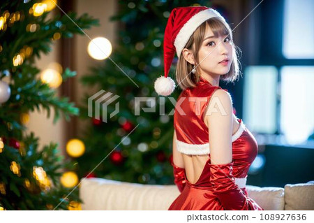 [AI圖像] 美麗的女人穿著聖誕老人服裝，享受聖誕節 108927636