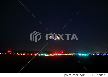 夜晚的新千歲機場_DHC8-Q400起降飛機 108927844