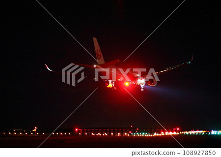夜晚的新千歲機場_A350起降飛機 108927850