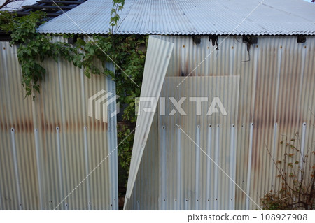 broken tin wall 108927908