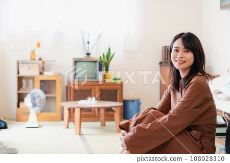 一位住在復古風格房間裡的年輕女子 一位住在復古風格房間裡的年輕女子 108928310