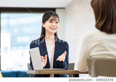 A young business woman who works for middle-aged women A young business woman who works for middle-aged women 108928339