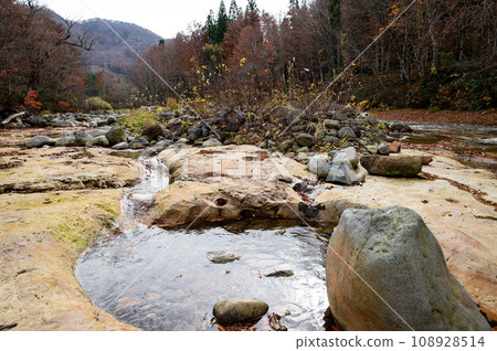 2023 年 11 月,秋田縣成瀨河上游的紅色河床因大壩竣工而被淹沒 2023 年 11 月,秋田縣成瀨河上游的紅色河床因大壩竣工而被淹沒 108928514