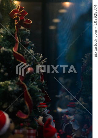 The season when the city is decorated for Christmas 108929374