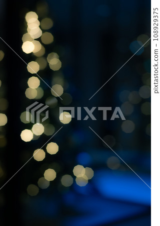 The season when the city is decorated for Christmas (Maruboke) 108929375