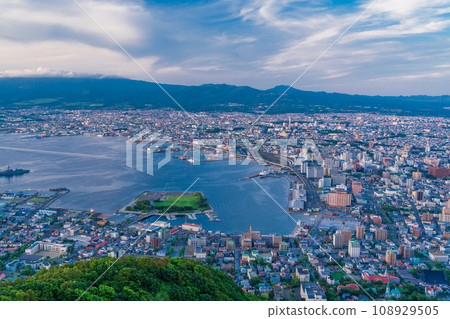 （北海道）從函館山展望台看到的函館市景 108929505