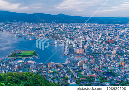 （北海道）從函館山展望台看到的函館市景 108929508