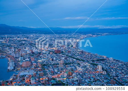 （北海道）從函館山展望台欣賞函館市的黃昏日落景色 108929558