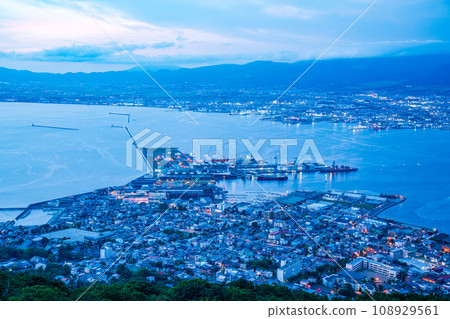 (北海道)從函館山展望台欣賞函館市的黃昏日落景色 (北海道)從函館山展望台欣賞函館市的黃昏日落景色 108929561