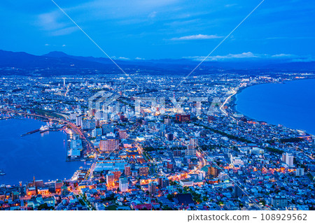 (Hokkaido) Twilight sunset view of Hakodate city from Mt. Hakodate Observation Deck 108929562