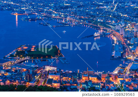 （北海道）從函館山展望台看到函館市的黃昏夜景 108929563