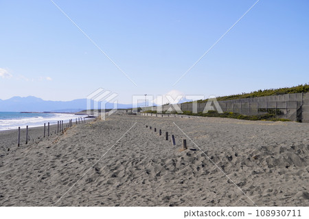 Snow-capped Mt. Fuji seen from Tsujido Beach 108930711