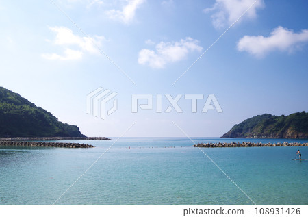 Summer Sea of Japan seen from the beach on the Shimane Peninsula 108931426