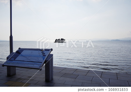 夏天的辛吉湖熔岩閃耀著銀色 108931833
