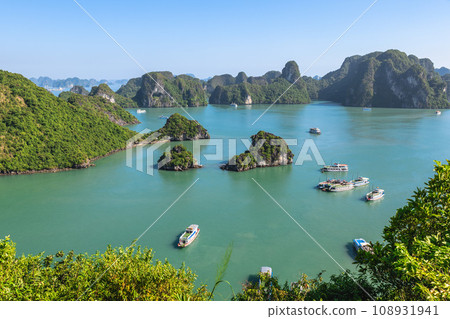 halong bay, or ha long bay, a UNESCO World Heritage Site in  Quang Ninh, Vietnam 108931941