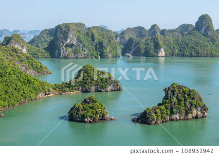halong bay, or ha long bay, a UNESCO World Heritage Site in  Quang Ninh, Vietnam 108931942