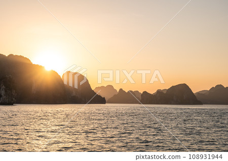 halong bay, or ha long bay, a UNESCO World Heritage Site in Quang Ninh, Vietnam halong bay, or ha long bay, a UNESCO World Heritage Site in Quang Ninh, Vietnam 108931944