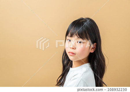 一個女孩凝視著。 108932230