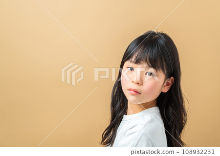 一個女孩凝視著。 108932231