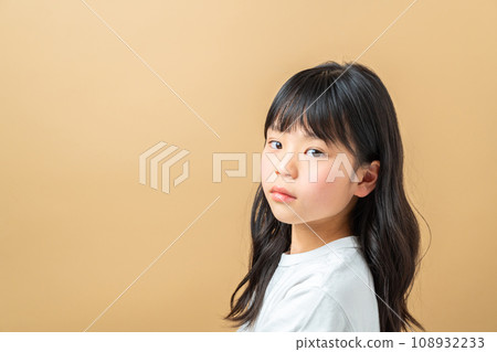 一個女孩凝視著。 108932233