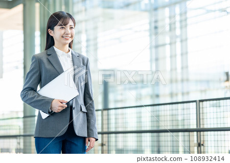 筆記本電腦業務的女人 筆記本電腦業務的女人 108932414