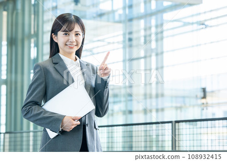 筆記本電腦業務的女人 108932415