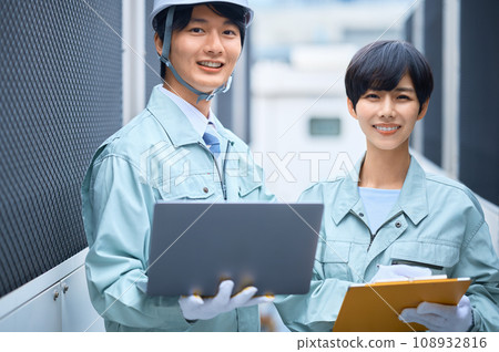 Male and female workers performing inspection work Photography cooperation: Ariake College of Education and Art 108932816