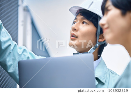 進行檢查工作的男女工人攝影合作：有明教育藝術專門學校 108932819