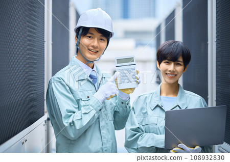 Male and female workers performing inspection work Photography cooperation: Ariake College of Education and Art Male and female workers performing inspection work Photography cooperation: Ariake College of Education and Art 108932830