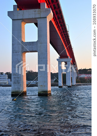三浦市城島大橋、夕陽、城島風景 三浦市城島大橋、夕陽、城島風景 108933070