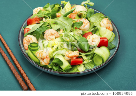 Vegetable salad with shrimp. 108934095