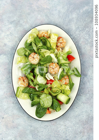 Delicious shrimp salad with shrimp. 108934096