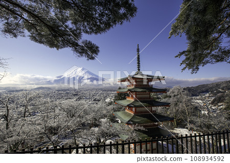 Japan beautiful landscape Mountain Fuji and Chureito red pagoda in winter 108934592