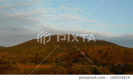 秋天的三輪山在夕陽下閃閃發光 108934854