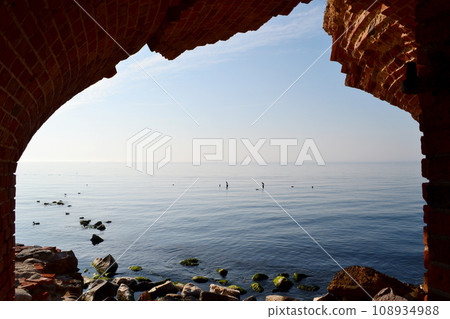 Baltiysk, Kaliningrad region, Baltic spit, Western Fort, ruined arch, view of the Baltic Sea 108934988
