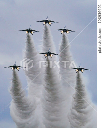 christmas tree low pass 108936691