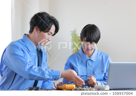 男工程師教女人在哪裡檢查主機板 1 108937004