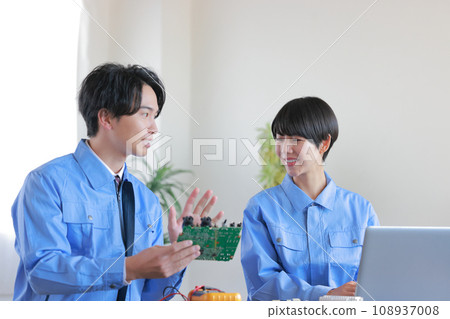 男工程師向女工程師解釋主機板 1 108937008