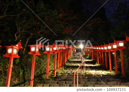 Kifune Shrine in late autumn: Main shrine approach (Sakyo Ward, Kyoto City) 108937231