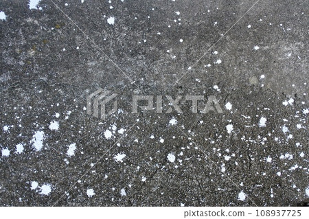 DIY繪畫在混凝土地板上創作的白色油漆藝術 DIY繪畫在混凝土地板上創作的白色油漆藝術 108937725