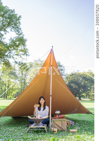 年輕女露營者獨自露營 108937820