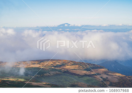 從山形月山眺望鳥海山 從山形月山眺望鳥海山 108937988