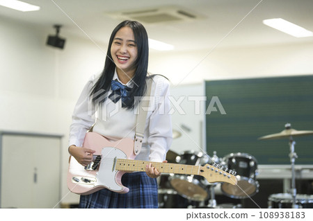 High school girl playing electric guitar Photography cooperation: Ariake College of Education and Arts 108938183