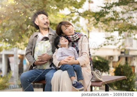一家四口在秋葉公園仰望天空 108938392