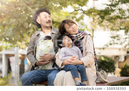 一家四口在秋葉公園仰望天空 一家四口在秋葉公園仰望天空 108938393
