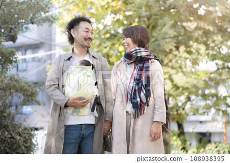 幸福的家庭在公園裡互相看著秋葉 108938395